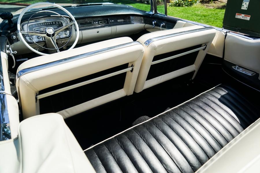 Интерьер Cadillac Series 62 Convertible (6267) 1956 года  (фото 2 из 52)